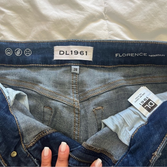 DL1961 Florence Instasculpt Strive Midrise
Skinny Jean Size 28 in Wiked - Picture 6 of 10